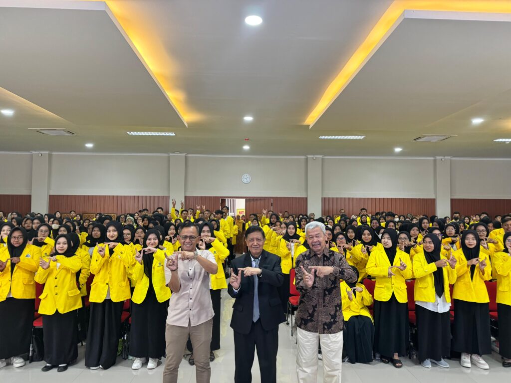 Kenali Konsep Belajar Mandiri, 550 Mahasiswa UT Bandung Ikuti OSMB di Tasikmalaya Foto bersama peserta OSMB Tasikmalaya bersama Direktur UT Bandung, Drs. Enceng, M.S.i